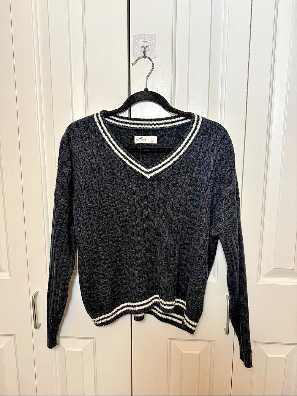 Hollister V-Neck Sweater in Black & White Size Small Like New